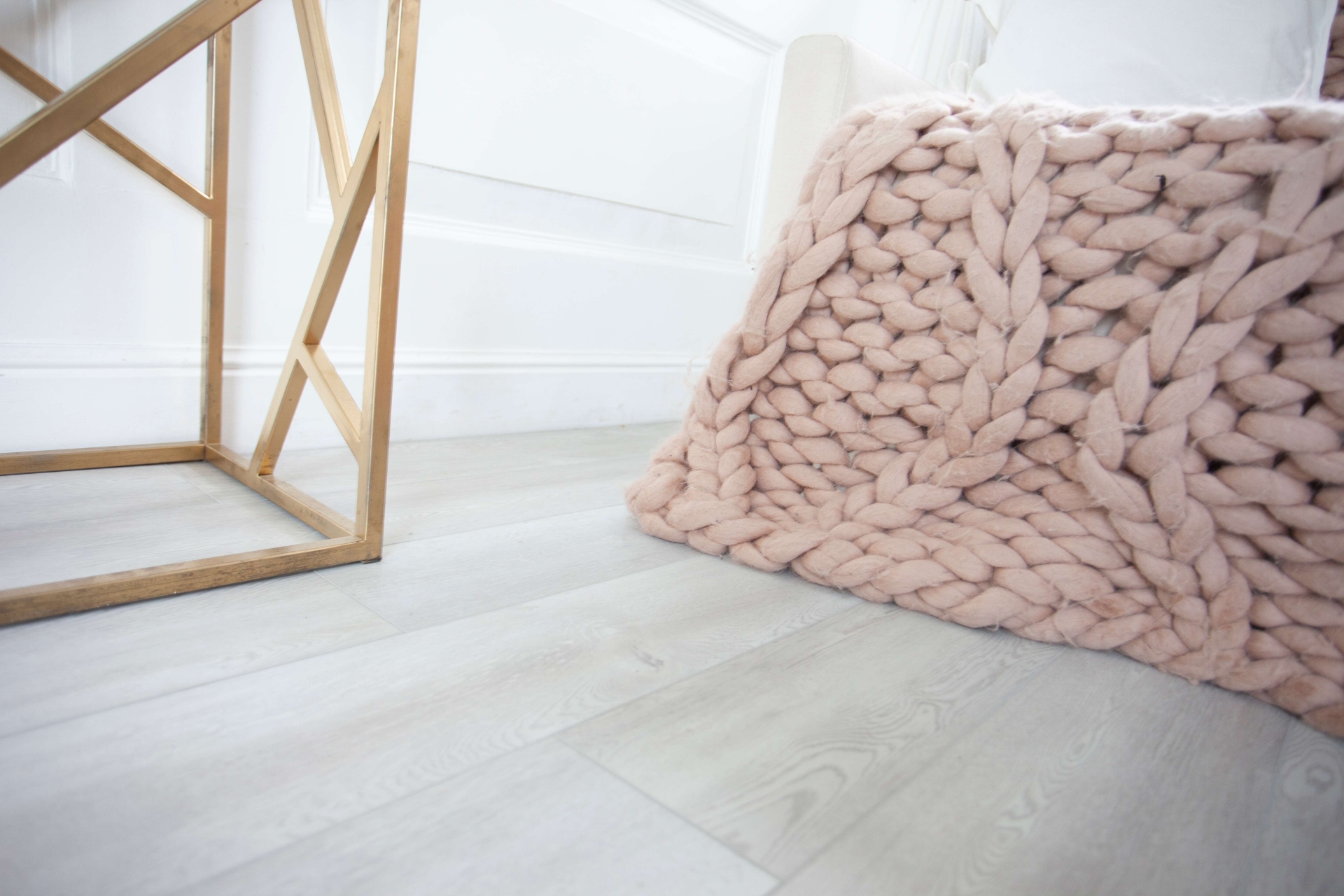 Усовершенствованная кварц-виниловая плитка «Damy Floor» Дуб Зимний (1227*187*2,5 мм) — купить в Южно-Сахалинске