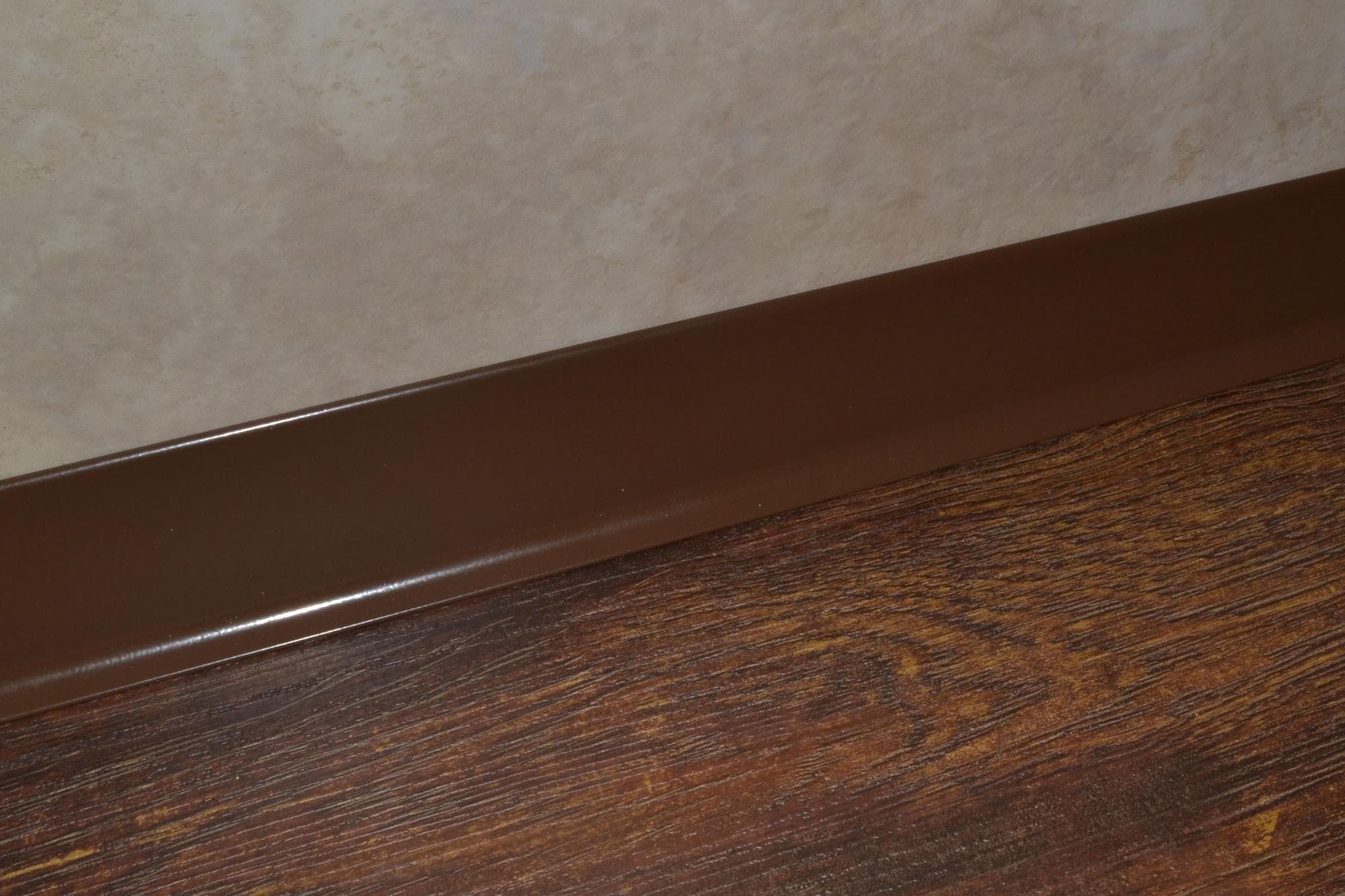 Плинтус алюминиевый L-образный шоколад (2500*11*60 мм) — купить в Южно-Сахалинске